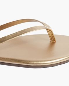 Just add going-out plans. A metallic take on the style that started it all. Handcrafted from soft Brazilian leather in a classic flip flop style. So throw on and go all out—we added a cushioned insole and rubber outsole for extra comfort. SIZING TKEES footwear is listed in US whole sizes If you are a half size, please size up DETAILS Cowhide Leather Upper Cowhide Insole Rubber Outsole Made in Brazil Free People Swim, Pearl Beach, Flip Flops Style, Long Linen Dress, Body Milk, Beach Beauty, Leather Flip Flops, St Barth, Linen Short