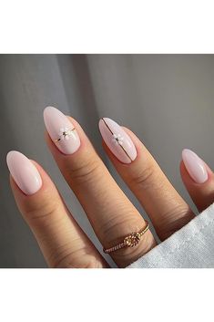 Press on Nails Medium Almond Pink Fake Nails Gold Full Cover False Nails with White Flower Designs Glossy False Nails with Nail Glue Artificial Acrylic Nails for Women Girls 24 Pcs Unghie Sfumate, Milky Nails, Colorful Nails, Her Nails, Floral Nails, American Beauty, Chic Nails, Nail Art Tutorial