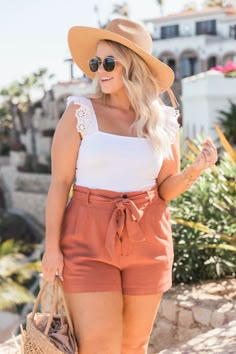 Bayside Stroll Terracotta Paperbag Linen Shorts – Pink Lily Beach Shorts Outfit Women Casual, Curvy Hourglass Outfits Summer, 2023 Era, Summer Outfits With Hats, Outfits Curvy, Work Fits, Plus Size Summer Outfits, Simple Summer Outfits, Look Plus Size