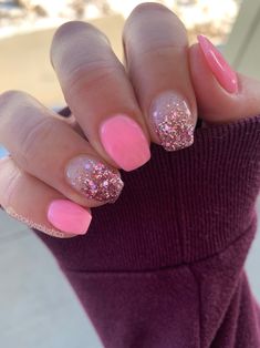 Pink To Glitter Ombre Nails, Pink Ombre Glitter Nails Short, Summer Ombre Dip Nails, Pink And Gold Dip Nails, Dip Powder Nails Pink, Light Pink To Dark Pink Ombre Nails, Dark Pink To Light Pink Ombre Nails, Pink Glitter Ombre, Nails Ombré