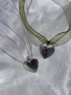 Beautiful silver heart locket necklace with your choice of a green or pink  ribbon! ☆❤️️ Necklace is 14in long. Pls message us if you'd like to adjust the length! 🎀Thank you for supporting my business!🎀 Ribbon Heart Necklace, Jewelry With Ribbon, Ribbon Necklace With Pendant, Ribbon Necklace Diy, Things To Do With Ribbon, Ribbons Necklace, Ribbon Jewellery, Ribbon Necklaces, Ribbon Accessories