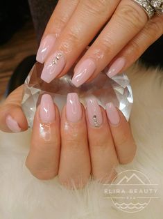 Pearl Pink Nails With Design, Light Pink Nails With Rhinestones Simple, Pearl Nails With Rhinestones, Jems On Nails, Simple Nails With Stones, Light Pink Gem Nails, Nails Design With Rhinestones Simple, Nails With Little Gems, Light Pink Nails Rhinestones