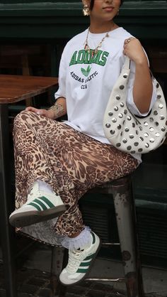 Streetwear Fashion Women Sneakers, Textured Pants Outfits, Chic Graphic Tee Outfit, Screen Tee Outfit, Street Graphic Tee, Style A Tshirt Outfit, Cheetah Shoes Outfit, Cut Up Shirt Ideas, Leopard Print Top Outfit