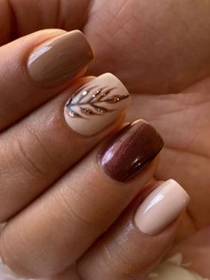 Nov 3, 2023 - Get ready to impress with our chic November nail designs! These manicures are a perfect blend of style and sophistication. From elegant metallic accents to intricate fall motifs, our nail art sets the bar high for the season. 🍁💅 #ChicNovemberNails #FestiveNailDesigns Nail Designs Autumn 2023, Octoberfest Nails Oktoberfest, Nails In November, Gel Manicure For Fall, White Nails With Fall Designs, Thanksgiving Nails Fall Gel, Holiday Nails Autumn, Thanksgiving Nail Colors Dip, Thanksgiving Colors For Nails