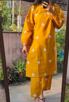 Beautiful Yellow Floral Dress Ideas for Girls 👧 💛 Simple Pakistani Dresses Casual Design, Simple Pakistani Dresses Casual, Floral Dress Ideas, Aesthetics Drawing, Salwar Kurti, Dress Design Pakistani, Teen Summer Style, Floral Suit