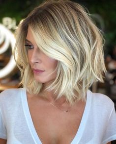 Uno sguardo alle migliori tendenze dei capelli biondi per l'autunno / inverno e nuovi consigli di un hairstyle più moderno! Bob Waves, Blonde Bob Haircut, Short Blonde Bobs, Haircut Short, Hair Bob, Short Bob Haircuts, Penteado Cabelo Curto, Hair Haircut