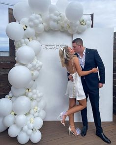 unique outdoor engagement party with romantic all-white themes and cute balloon decoration ideas Unique Engagement Party Ideas, Unique Engagement Party, Engagement Party Ideas, Backyard Engagement Parties, Engagement Party Diy, Engagement Party Themes, Engagement Party Outfit, Bridal Shower Inspo