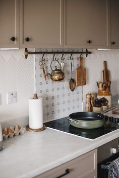 Apartment Peel And Stick Backsplash, Removable Tiles For Renters, Renter Friendly Backsplash Ideas, Renter Safe Decor, Small Kitchen Vintage, Renting Hacks, Dining Room Color Ideas, Diy Kitchen Updates, Stick On Tile Backsplash