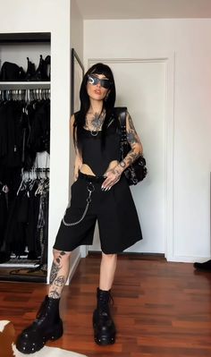 Alternative Club Outfit, Tattoo Artist Outfit, Edgy Girls, Dark Outfits, Artist Outfit, Monochrome Fashion, Fashion Aesthetics, Dark Wear, Alternative Outfits