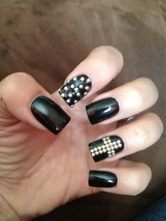 inspo by yasmin nousseir Black Stud Nails, Cool Goth Nails, Basic Goth Nails, Nail Ideas Fancy, Short Nail Inspo Grunge, Black Nails With Rhinestones Simple, Short Punk Nails, Emo Halloween Nails, Punk Nails Acrylic