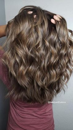 Brown Hair Lowlights Vs Highlights, Light Brown Hair With Lowlights, Balayage Brunette To Blonde, Messy Short Hair, Brunette Hair With Highlights, Colored Curly Hair, Brunette Balayage Hair, Hair Color And Cut