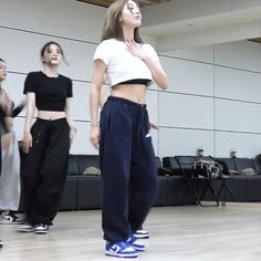 Jihyo Killin’ Me Good (Dance Practice Behind) Dancing Outfits Kpop, Dance Studio Outfit, Jyp Dance Practice Room, Kpop Idol Practice Outfit, Dance Outfits Kpop Practice, Outfits For Dance Practice, Idol Dance Practice Outfits, Kpop Practice Outfit