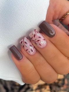 November nails: warm brown with leaves Classy Fall Nails, Holiday Acrylic Nails, Ballet Nails, Girly Acrylic, November Nails, Fall Manicure, Fall Gel Nails, Girly Acrylic Nails