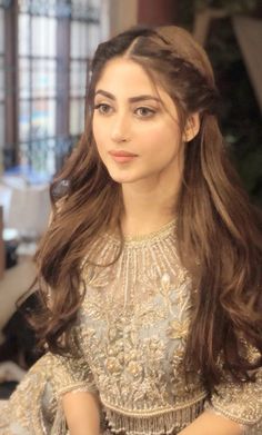 Open Hair Engagement Look, Front Braid Hairstyles Indian Wedding, Sajal Aly Hairstyles, Pakistani Wedding Hairstyle, Sajal Ali Hairstyles, Jaggo Hair Styles, Pakistani Hairstyles, Pakistani Hair, Hair Style On Saree