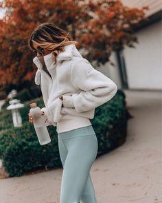 Beige Leggings Outfit Gym, Workout Errand Outfit, Athleisure Work Outfits, Cozy Gym Outfit, Fall Lululemon Outfits, Neutral Workout Outfits, Winter Workout Outfits For Women, Athletic Leggings Outfit, Cute Active Wear Outfits