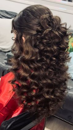 Quinceañera hairstyle! Wavy Quinceanera Hairstyles, Quince Hairstyles Bangs, Quinceañera Hairstyles For Short Hair, Quince Hair Front View, Quince Hair Looks, Half Up Half Down Quince Hair With Crown, Quince Hair Straight, Half Up Half Down Sweet 16 Hair