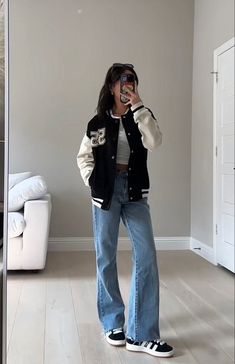 Light Blue And Black Outfit, Looks Hip Hop, Varsity Jacket Outfit, Casual College Outfits, Trendy Outfits For Teens, Everyday Fashion Outfits, Casual Day Outfits, Quick Outfits, Easy Trendy Outfits