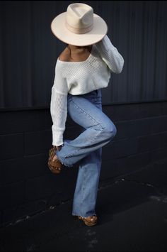 Batwing Sweater Outfit, Jean Outfit, Batwing Sleeve Sweater, Outfits Con Jeans, High Waist Wide Leg Jeans, Batwing Sweater, Bohemian Vibes, Light Jeans, Casual Chic Outfit