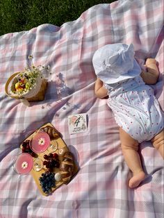 Пикник, отдых на природе, эстетика, фото на месяц, фотосессия с ребенком, стиль Summer Baby Milestone Picture, Picnic Newborn Photoshoot, June Monthly Baby Photo, 4 Months Baby Pictures Ideas, Summer Newborn Pictures, Two Months Baby Photoshoot, Picnic With Baby, One Month Baby Picture Ideas