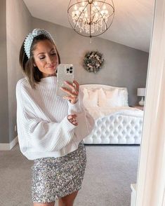 White Sweater Christmas Outfit, White Sequin Skirt Outfit, Christmas Eve Outfit Ideas, Minimalism Closet, Christmas Eve Outfits, Simple Christmas Outfits, Outfit Navidad, White Sequin Skirt