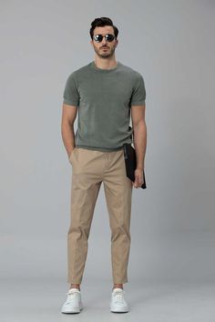 Light Brown Chinos Men Outfits, Slim Fit Pants Men Outfit, Outfits With Khaki Pants Men, Men Bussines Casual Outfit, Casual Office Wear Men, Tshirt Pants Outfit Man, Slim Fit T Shirts Men, Chino And Shirt Outfit Men, Tshirt And Pants Men Outfit