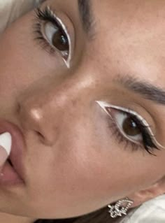 Easy Festival Makeup, White Eye Makeup, White Eyeliner Makeup, Angel Makeup, Rave Makeup, White Eyeliner, Eye Makeup Pictures, Smink Inspiration, Pinterest Makeup