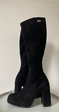 Buffalo Black Vintage Leather Boots heeled boots in black platform boots y2k 90s MADE IN SPAIN US7 Eur38 UK5 - 100% original Buffalo vintage boots - super comfortable to wear - condition: good vintage  - high-quality suede leather - made in spain  Size: US7 Eur38 UK5 (approx. 24.5cm/~9.64 inch) IMPORTANT: Calf circumference: 32.5cm ( 12.7 inch) Boots Y2k, Platform Boots Black, Vintage Leather Boots, Leather Boots Heels, Black Y2k, Black Platform Boots, Vintage Boots, Black Platform, Black Vintage