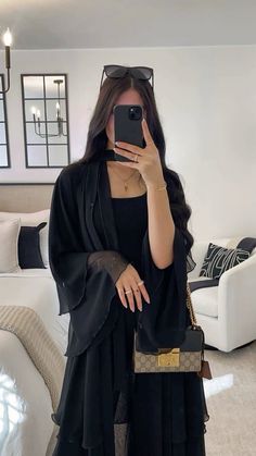 Arab Princess, Luxury Lifestyle Fashion, Moroccan Culture, Human Poses, Abayas Fashion, Lifestyle Fashion, Blouse Outfit, Luxury Lifestyle, Hair Looks