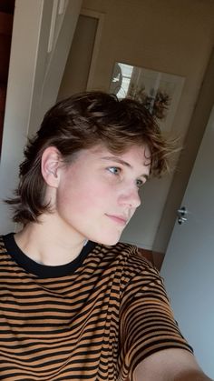 Mullet, wolfcut, mullet hair, hairstyle, mascwoman, maschairstyles, woman with short hair. Short Enby Hair Wolfcut, Short Womens Mullets, 90s Tomboy Haircut, Medium Queer Haircuts, Mullets For Straight Hair, Masc Haircuts For Women Straight Hair, Short Mullet Hairstyle Women Straight Hair, Masculine Hair Styles, Queer Haircut Straight Hair