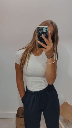 Cute Out To Eat Outfits, Fall Outfits For Class College, Casual Class Outfit, Comfy School Outfits Spring, Picture Day Outfit Inspo Highschool, Fits For Blondes, Jeans And A Hoodie Outfit, School Outfits Mom Jeans, Cute Outfits For School 8th Grade