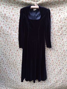 Night blue velvet dress by Laura Ashley in medieval style. Size 36. Elegant Fitted Velvet Costume Dress, Elegant Fitted Velvet Dress For Costume, Fitted Velvet Dress For Costume, Fitted Velvet Dress For Costumes, Fitted Velvet Dress For Costume Events, Gothic Velvet Dress For Costume, Gothic Velvet Costume Dress, Velvet Long Sleeve Costume Party Dress, Elegant Fitted Medieval Dress For Formal Occasions