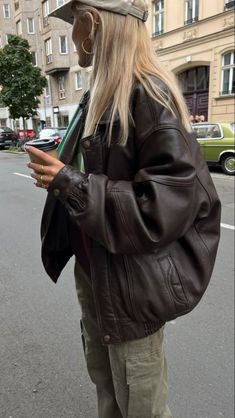 Brown Leather Jacket Outfit, Paris Mode, Looks Party, Leather Jacket Outfits, Alexandre Vauthier, Vintage Leather Jacket, Brown Leather Jacket, Mode Inspo, 가을 패션