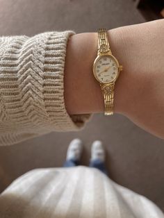 Neutral outfit
Gold watch
Gold jewelry
Beige sweater
Fit check Colorful Gold Rings, Classy Earrings Aesthetic, Gold Old Jewelry, Small Gold Watch Women Vintage, Female Watch Aesthetic, Womens Dainty Watch, Elegant Jewlrey, Artsy Earrings Aesthetic, Nice Rings For Women