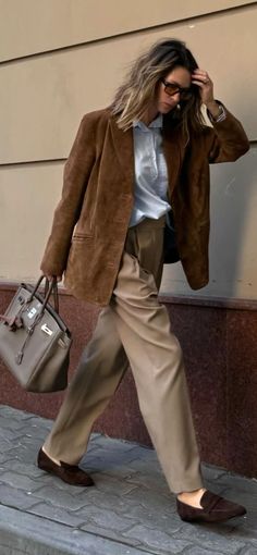 Street Style 2024 Spring Khaki Fall Outfit, Suede Aesthetic Outfit, Designer Fall Outfits, Suede Jacket Street Style, Rome Street Style 2024, Autumn Chic Outfit, Scandi Street Style 2024, Suede Jacket Outfit 2024, Autumn Winter Street Style 2024