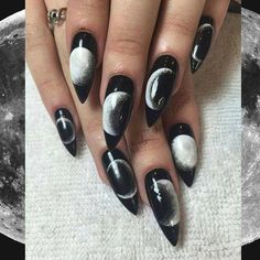 When we talk about witch, we usually think they have sharpe and pointy nails. The key to make yourself a witch nail is to shape your nails into stilleto or coffin. Of course the color should be dark. Here are 40 which nails for you, get ready for the next halloween now! #blacknails Nails Goth, Pointy Nails, Moon Nails