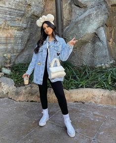 15 Disneyland Outfit Ideas for Moms: Stylish and Comfortable Tips Universal Outfit Ideas Winter, Disneyland Outfits Leggings, Disney World Outfit Winter, Disney In Christmas Outfit, Amusement Park Outfit Cold, Park Outfit Ideas Fall, Theme Park Winter Outfit, Universal Studios Winter Outfit