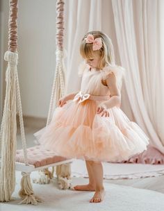 A Cor Pantone do ano 2024 é Peach Fuzz, que celebra a importância de estar junto aos entes queridos. Um tom caloroso que simboliza conforto. As floristas e daminhas ficam um charme neste tom de pêssego. Shark Wedding, Childrens Bridesmaid Dresses, Tulle Baby Dress, Peach Wedding Dress, Peach Dresses, Dusty Peach