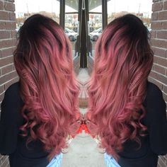 Rose gold with black roots. This is exactly how I want my hair. I'm growing it out first. Rose Gold Balayage Brunettes Dark, Rose Gold Dark Roots, Rose Gold Hair Dark Roots, Dark Root Rose Gold Hair, Dark Roots Pink Hair Balayage, Pink Hair With Dark Roots, Dark Rose Gold Hair, Hair Dye Balayage, Brown To Pink Balayage Rose Gold