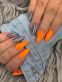 One thing that mustn't be ignored while finishing your dress-up is the Halloween nail art designs. Long, ghostly, and dark-colored nails are something that Nail Swag, Fall Nail Art, Halloween Nail, Halloween Nail Art