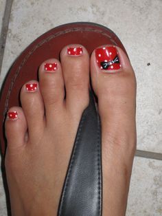 little black bow Minnie Mouse Pedicure Ideas, Disney Nails Red And Black, Minnie Mouse Pedicure, Disney Pedicure Ideas Toenails, Disney Toenails, Disney Toe Nail Designs, Disney Pedicure Ideas, Disney Pedicure, Christmas Toes