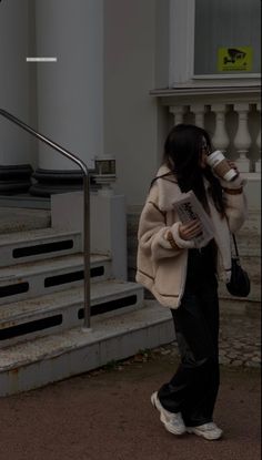 Cozy winter outfit idea with a teddy jacket and black trousers Styling Teddy Jacket, Outfits With Teddy Bear Jacket, White Teddy Jacket Outfit Winter, Morning Winter Outfit, Beige Fluffy Jacket Outfit, Sherpa Jacket Outfit Aesthetic, Teddy Jacket Outfit Aesthetic, Outfits With Fluffy Jackets, Teddy Jacket Aesthetic