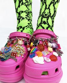 Charms croc shoe trends Crocs And Charms, Croc Charms Aesthetic, Croc Aesthetic, Croc Outfits Women, Croc Jibbitz Ideas, Croc Outfits, Cool Crocs, Croc Platforms