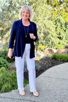 A Well Styled Life share best white jeans for women over 60, and some tips on how to find your most flattering pair. She is also sharing 10 outfits ideas wearing white jeans. Follow for more stylish older women outfits and tips on how to dress in your 60s. Older Women Outfits, Jeans For Women Over 60, Wearing White Jeans, Jeans For Women Over 50, White Jeans For Women, Fashion Styling Tips, 60s Outfits, Best White Jeans, A Well Styled Life