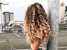 Highlights For Dirty Blonde Hair Curly, Rainy Day Outfit Inspiration, Blond Balayage Curly Hair, Blonde Balayage On Dark Hair Curly, Balayage Curly Hair Natural Curls Dark Brown Blonde Ombre, Bayalage Curly Hair, Curly Balayage Hair Brunettes, Blonde Curly Hair Highlights