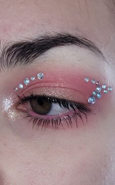 Lover Eyeshadow Looks, Pink Gems Makeup, Pink Gem Makeup Looks, Light Concert Makeup, Eyeliner Gem Makeup, Pink Makeup Euphoria, Make Up For Taylor Swift Concert, Facial Gems Make Up