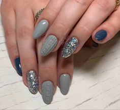 Gel nails, glitter nails, christmas nails, winter nails, oval nails, sweater nails Winter Nails Oval, Glitter Nails Christmas, Gel Nails Glitter, Sweater Nails, Nails Glitter