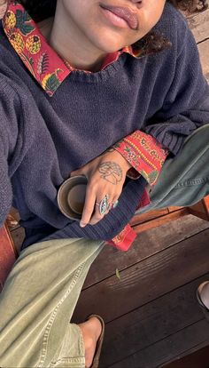 Worst Outfits, Aesthetic Mugs, Womens Fall Fashion, Fall Fashion Accessories, Oversized Sweater Outfit, Sweater Outfit, Hand Tattoo, Fall Fits, Winter Fits