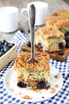 Blueberry Coffee Cake Recipe on twopeasandtheirpod.com. This coffee cake recipe is a family favorite! #cake #recipe Cinnamon Streusel Topping, Yummy Baked Goods, Yummy Breakfast Ideas, Blueberry Streusel, Forty And Fabulous, Cake Recipe Moist, Farmers Market Ideas