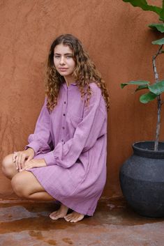 Introducing the Artist Smock, a collaboration between Audrey E Leary and World of Crow. This pink dual-tone smock is crafted from thick, handwoven organic cotton and features a straight collar, puff full sleeves, and spacious pockets. With a short length and gathered cuffs, it offers a comfortable fit and is perfect for painting, crafting, and staying cozy during travel. Long Sleeve Tunic With Pockets For Daywear, Relaxed Fit Cotton Tunic With Pockets, Cotton Tunic With Pockets And Relaxed Fit, Casual Tunic With Pockets For Daywear, Casual Oversized Tunic With Pockets, Relaxed Fit Tunic With Pockets For Daywear, Casual Long Sleeve Tunic With Pockets, Artist Smock, Handwoven Fabric