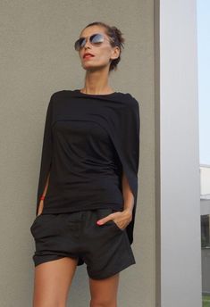 NEW Black Viscose Cape Top / Black Loose Blouse/ Tunic Top / | Etsy Casual Chique Stijl, Cape Top, Cape Tops, Black Tunic Tops, Tunic Tank Tops, Cooler Look, Black Tunic, Black Vest, Modieuze Outfits